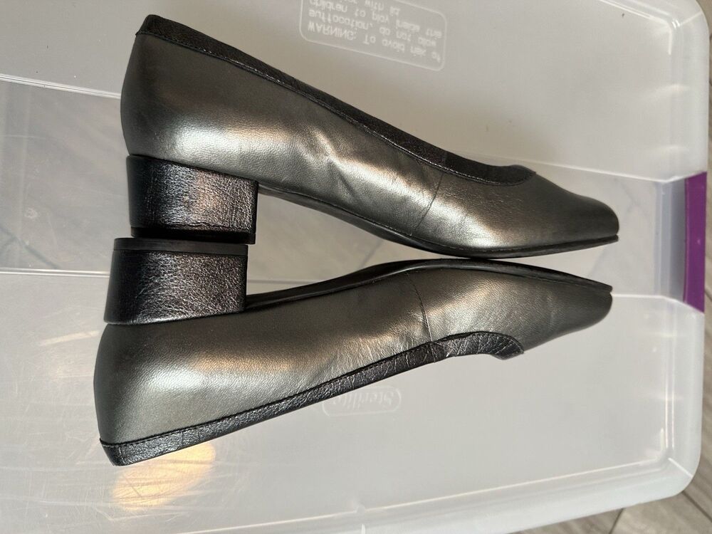 VGC Trotters Pewter Leather Low Heel Women’s 8.5 Wide 1 inch Block Heel - Picture 8 of 9